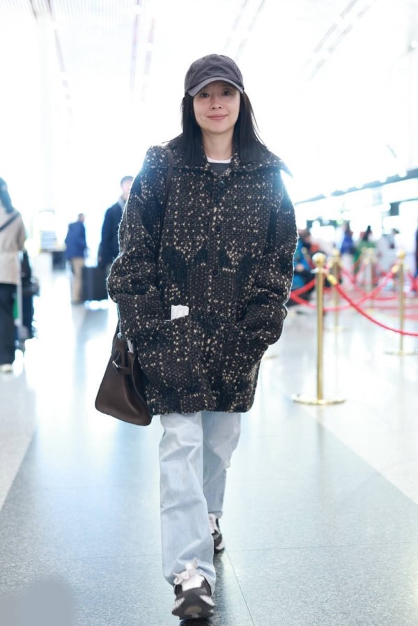 股票如何配资 45岁董洁靠“减法穿搭”封神！3个技巧让普通女人也能显贵气